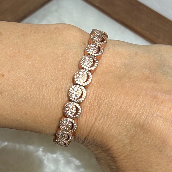 Elegant Rose Gold Bracelet - Picture 3 of 5